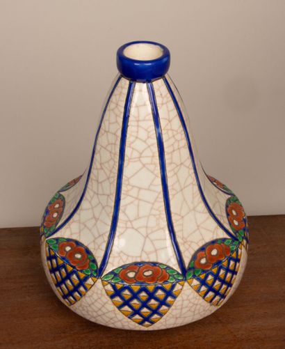 LONGWY 
Vase de forme toupie en émaux polychrome...