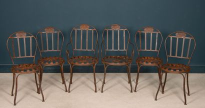Ensemble de quatre chaises et deux fauteuils...
