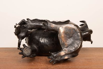 Chien de Fô et son petit, en bronze patiné,...