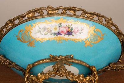 Coupe en porcelaine à décor de scène galante...