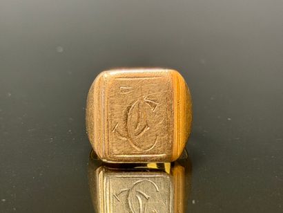 Gold signet ring with JC inscription.
750°/00...