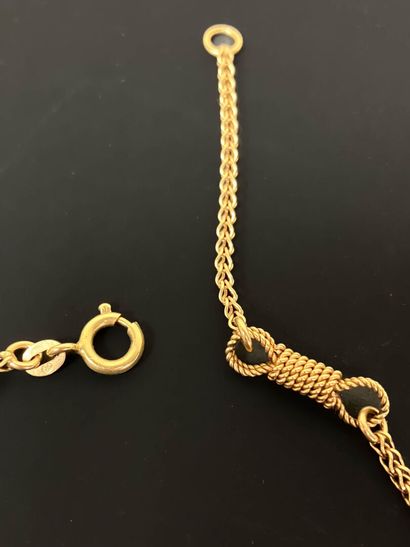Long necklace in gold and garnet.
750°/00...
