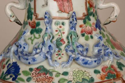 Vase en porcelaine de Canton à émaux polychrome...