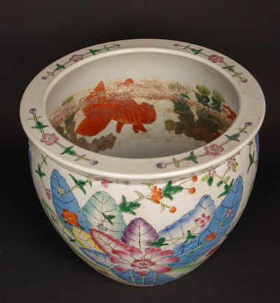 CHINE Aquarium en porcelaine à décor de végétaux...