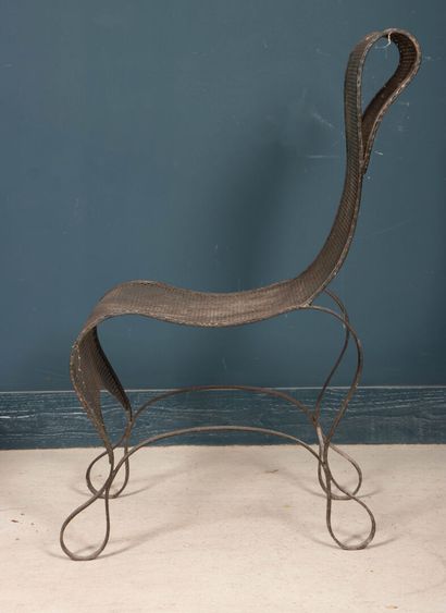 Suite de quatre larges chaises en métal et...