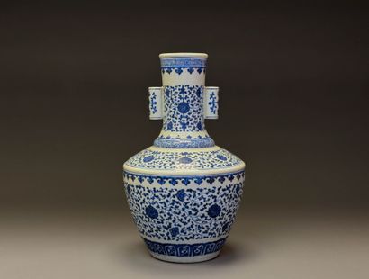 CHINE 
Vase de forme Hu en porcelaine à décor...