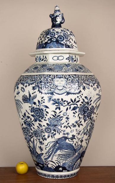 DELFT XIX°
Important pot couvert en faïence...