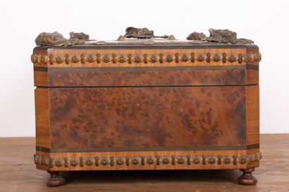 Coffret en placage de loupe souligné d'une...