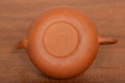CHINE.
Petite théière en grès de Yixing.
Cachet...