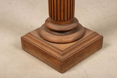 Colonne de présentation en noyer, fût cannelé.
Napoléon...