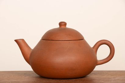 CHINE.
Petite théière en grès de Yixing.
Cachet...