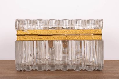 Coffret en cristal moulé, monture en bronze...