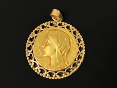 Medal in gold, with virgin in profile and...