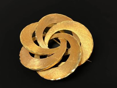 Amatized gold entrelac brooch.
750°/00 gold
D:...