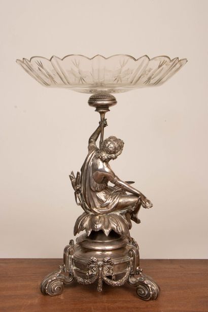 Centre de table en argent. figurant une nymphe...