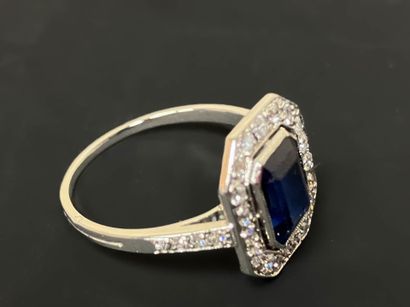 Ring in platinum. 950°/00 set with a sapphire...
