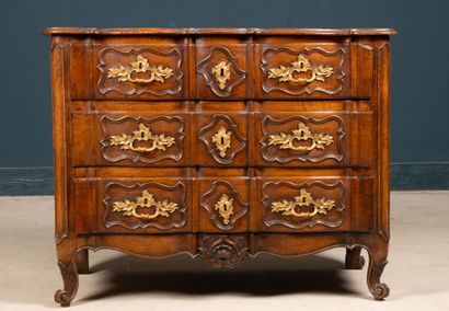 Commode à façade arbalète en noyer mouluré,...