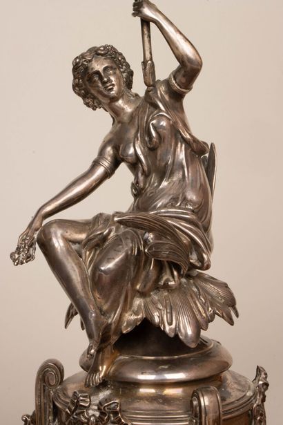 Centre de table en argent. figurant une nymphe...