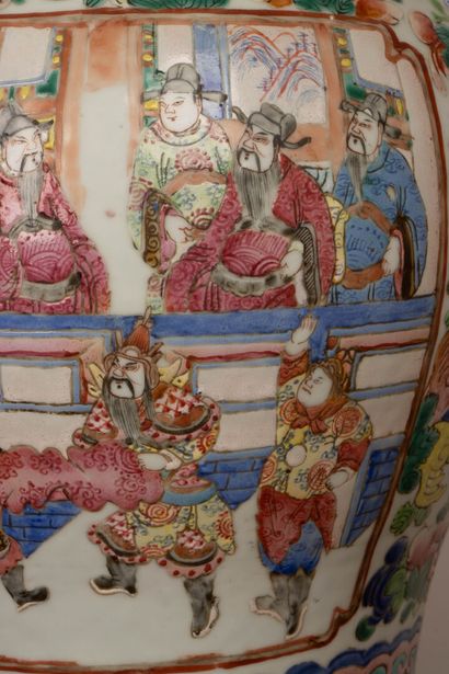Vase en porcelaine de Canton à émaux polychrome...