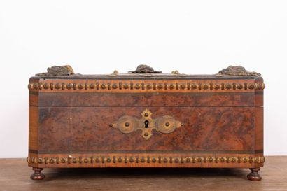Coffret en placage de loupe souligné d'une...