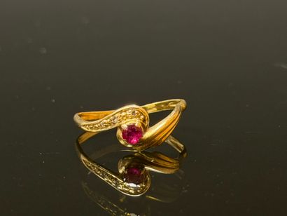 Gold ring set with a red stone.
750°/00 gold.
TDD...