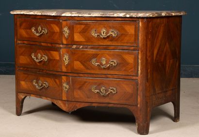 Commode à façade galbée en frisage de satiné...