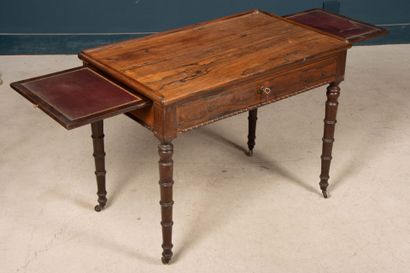 Bureau plat en placage de palissandre, pieds...