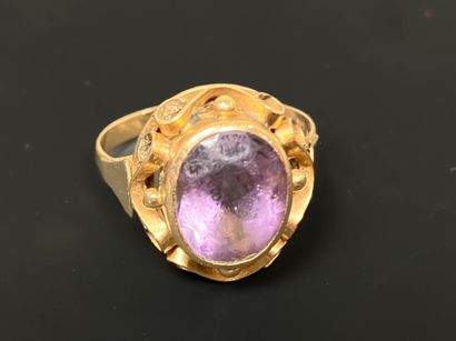 Gold ring set with an amethyst.
Gold 585°/00.
TDD...