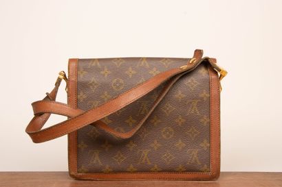 LOUIS VUITTON. 
Dauphine