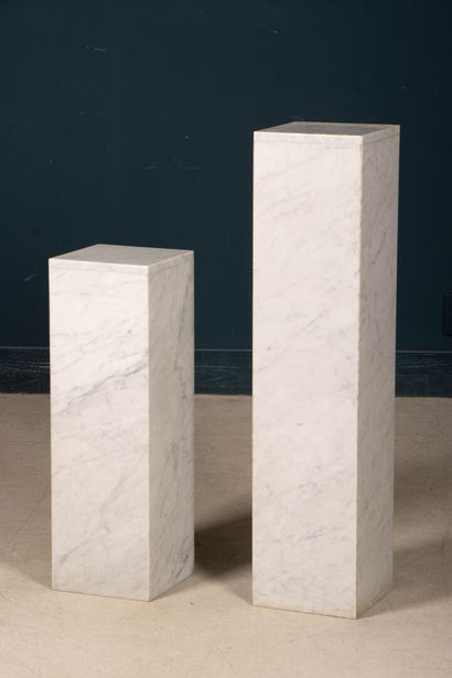 Deux colonnes support en placage de marbre.
Années...