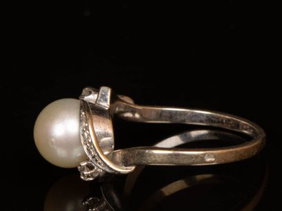 White gold ring set with a cultured pearl...