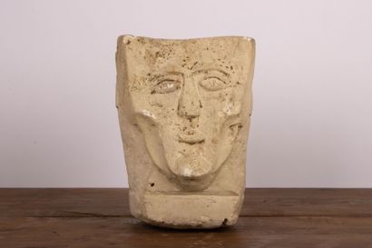 Importante pierre taillée à décor de visage...
