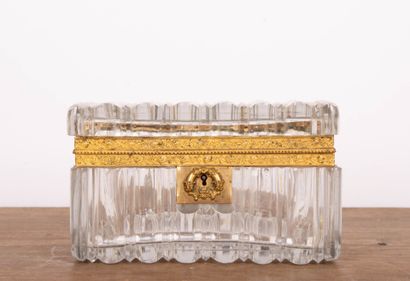 Coffret en cristal moulé, monture en bronze...