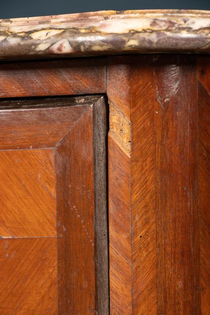 Commode à façade galbée en frisage de satiné...