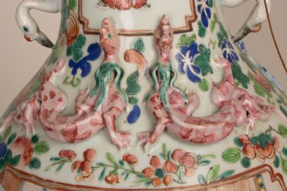 Vase en porcelaine de Canton à émaux polychrome...