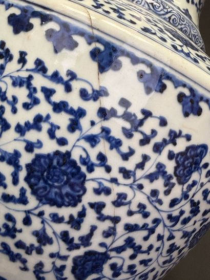 CHINE 
Vase de forme Hu en porcelaine à décor...