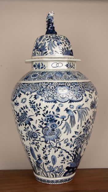 DELFT XIX°
Important pot couvert en faïence...