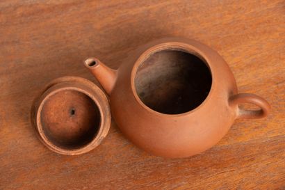 CHINE.
Petite théière en grès de Yixing.
Cachet...