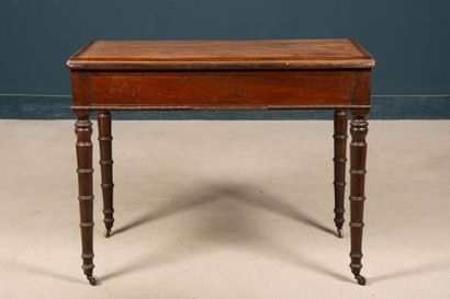 Bureau plat en placage de palissandre, pieds...