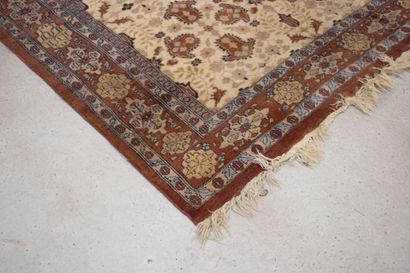 Grand tapis laine tisse main à fond beige.
340...