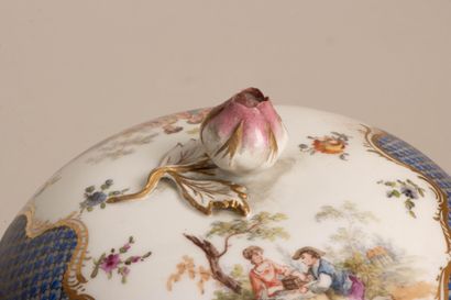 MEISSEN.
Pot couvert en porcelaine ornée...