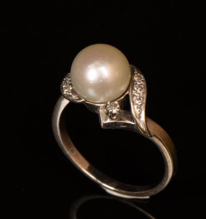White gold ring set with a cultured pearl...