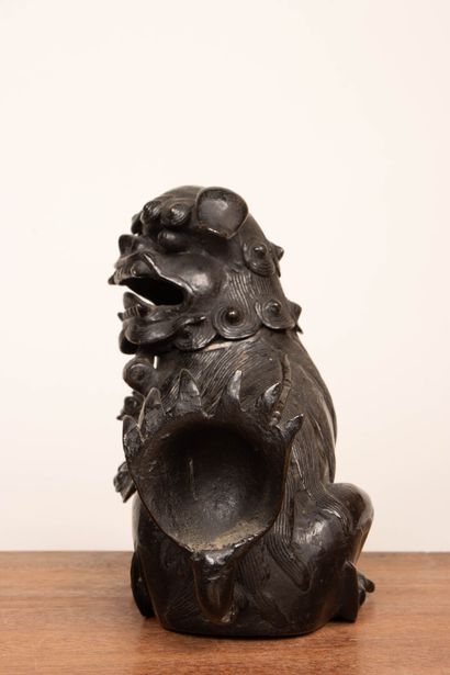Chien de Fô et son petit, en bronze patiné,...