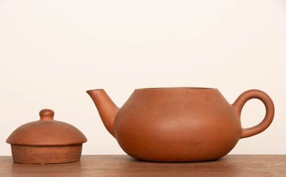 CHINE.
Petite théière en grès de Yixing.
Cachet...