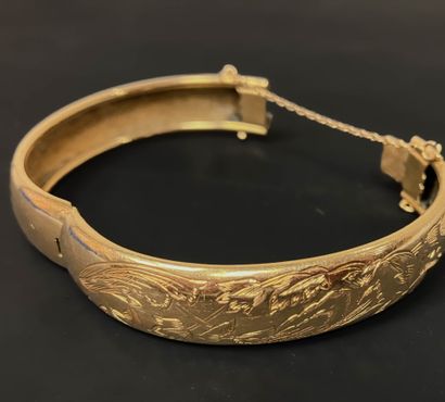 Semi-rigid gold bracelet with engraved flowers.
750°/00...