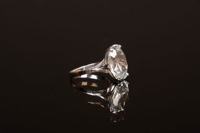 White gold ring set with a navette-cut aquamarine...