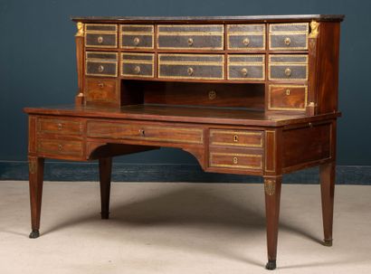Large bureau à gradin en placage d' acajou...