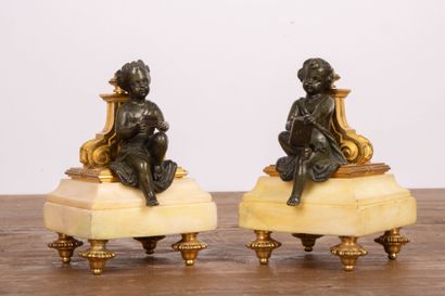 Paire de statuettes en bronze doré et patiné...