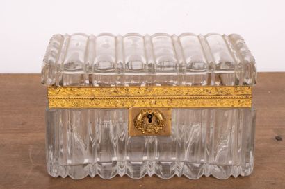 Coffret en cristal moulé, monture en bronze...