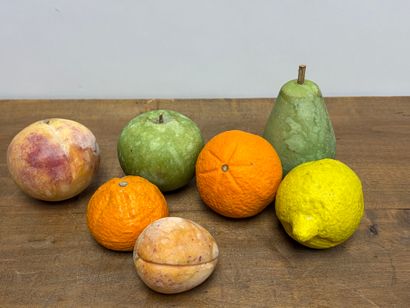 Collection de sept fruits en albâtre sculpté...